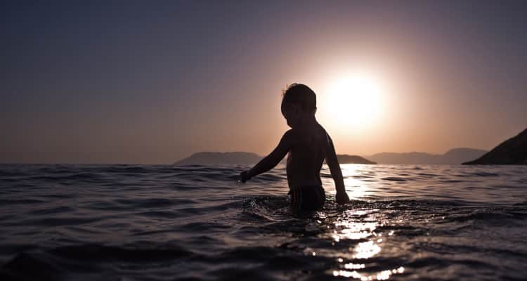 Kid in the sea crete