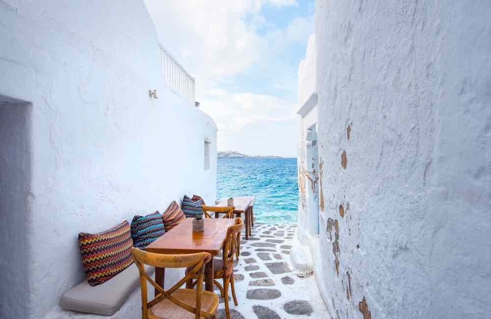 reasons to visit Greece