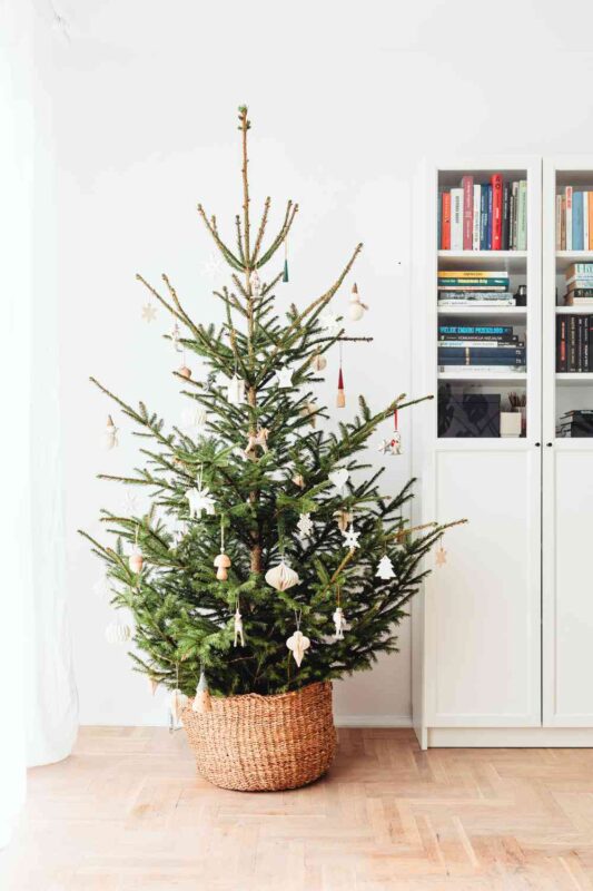 Minimalist Holiday Decor Ideas You’ll Actually Use 12 minimalist holiday decor ideas minimalist holiday decor ideas