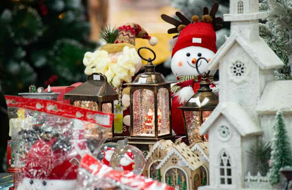 The Exact Day Most People Take Down Their Christmas Decorations (You’ll Be Surprised) 2 take down christmas decorations take down christmas decorations