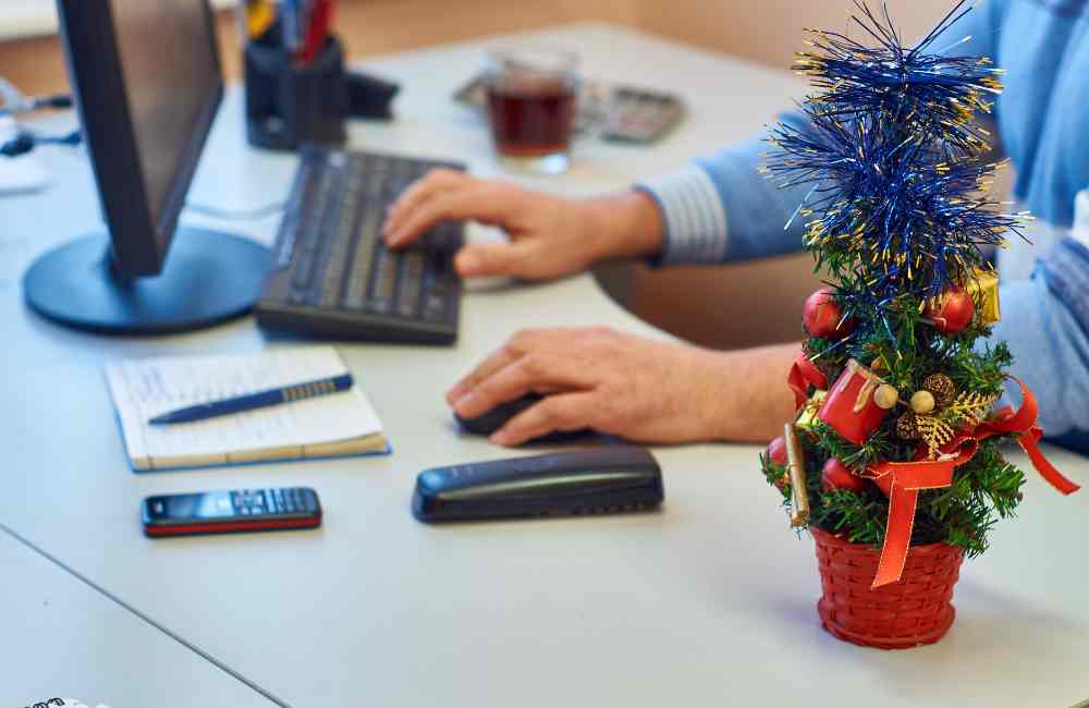 The Exact Day Most People Take Down Their Christmas Decorations (You’ll Be Surprised) 5 take down christmas decorations take down christmas decorations