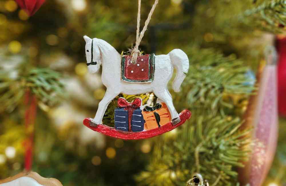 The Exact Day Most People Take Down Their Christmas Decorations (You’ll Be Surprised) 9 take down christmas decorations take down christmas decorations