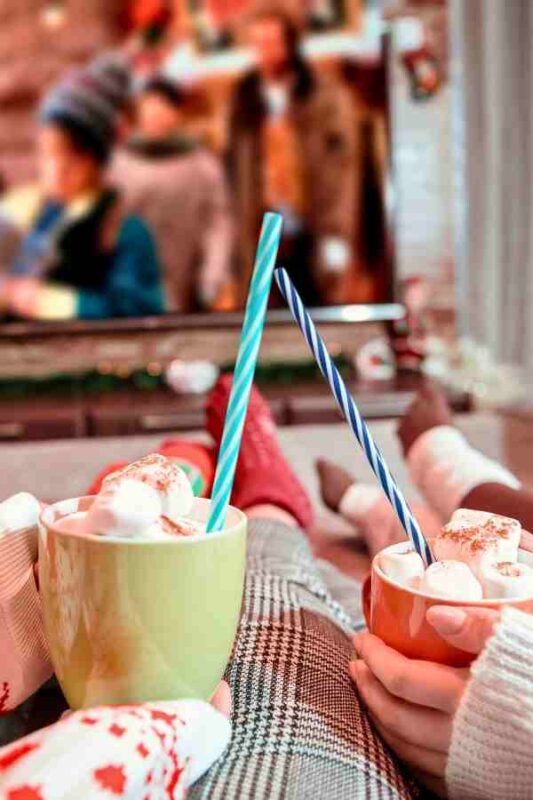 Holiday Movie Night for the Whole Family: Snacks, Setups & Cozy Tips 3 holiday movie night holiday movie night