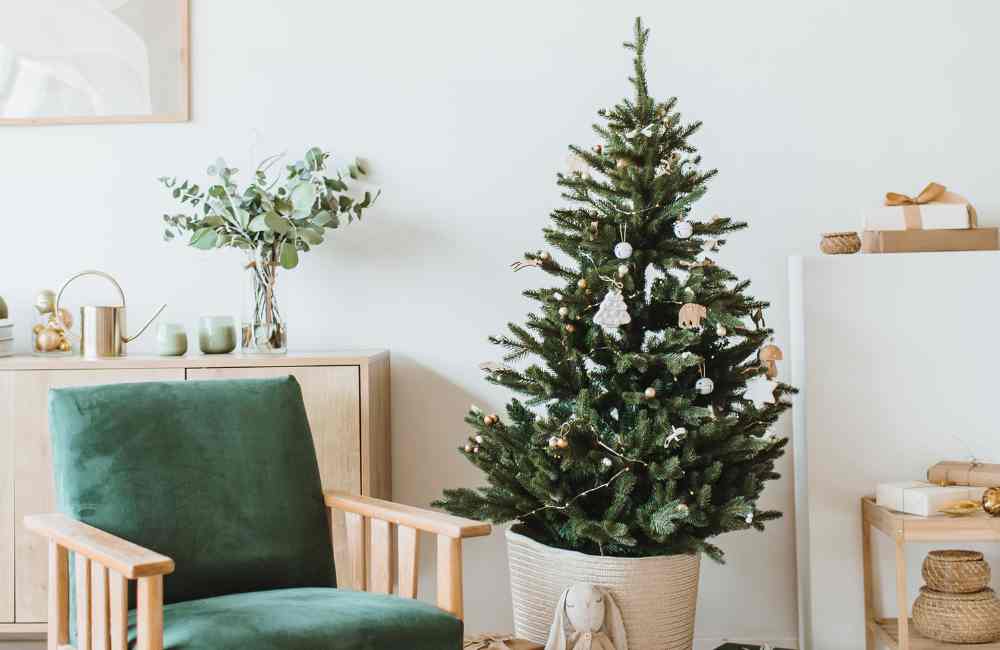 The Exact Day Most People Take Down Their Christmas Decorations (You’ll Be Surprised) 4 take down christmas decorations take down christmas decorations